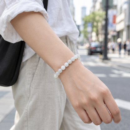 Bransoletka z bidego jadeitu na nadgarstku, lifestyle ulica