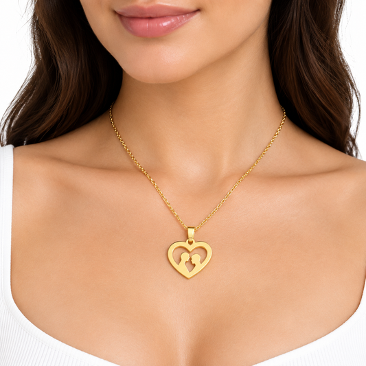Modelka w złotym naszyjniku z sercem i sylwetką całującej się pary