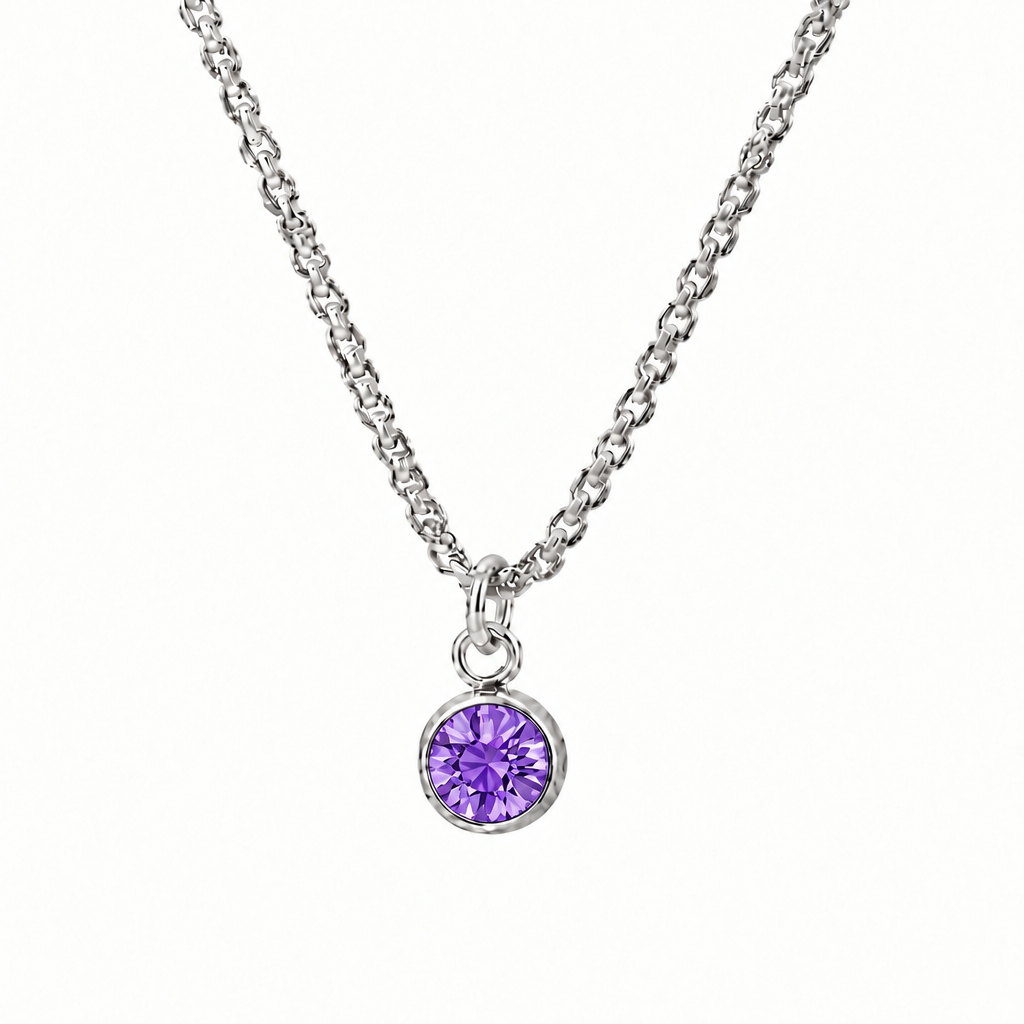Srebrzysty naszyjnik z okrągłą fioletową cyrkonią w zbliżeniu na białym tle