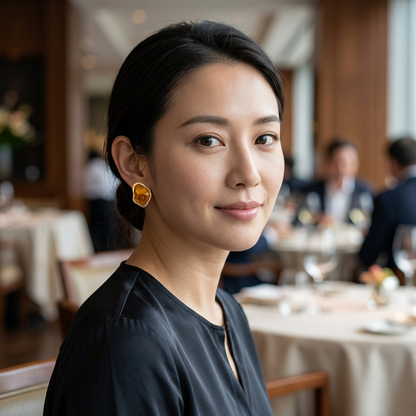 Modelka z nieregularnym brązowym sztyftem ze złotą obwódką w restauracji
