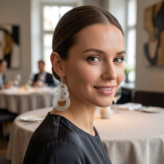 Modelka ze srebrnym kolczykiem ze spiralnymi obręczami w restauracji